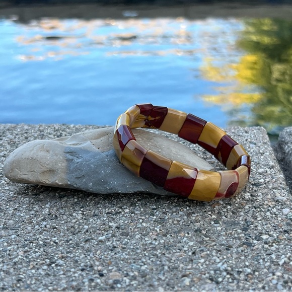 Mookaite Jasper Faceted Stretch 15mm Beaded Bracelet - Picture 4 of 5